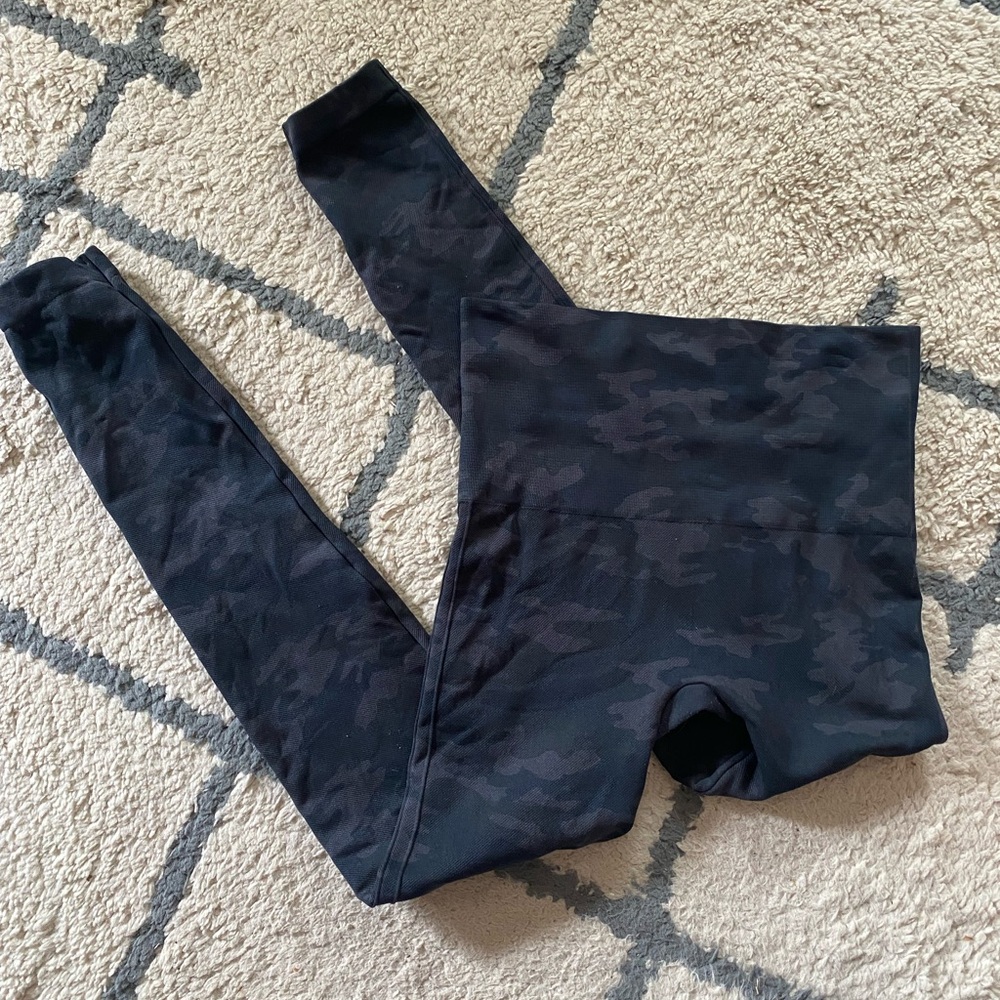 Spanx Look At Me Now Seamless Camo Leggings Medium